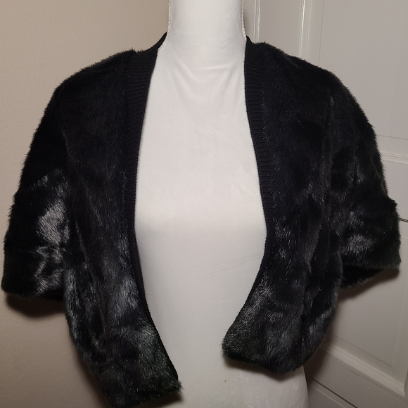 Henri Bendel Faux Fur Shrug Cape NWT - Picture 2 of 6
